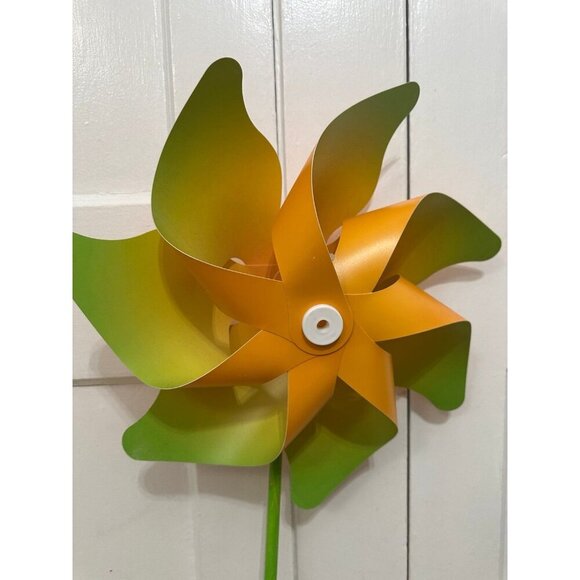 Large yellow and green whirly garden decor - Picture 4 of 12